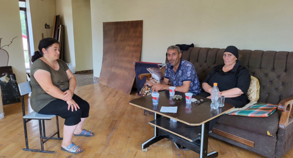 The Isakhanyan family decided to evacuate from Akhavno for Armenia. Photo by Alvard Grigoryan for the Caucasian Knot The Isakhanyan family decided to evacuate from Akhavno for Armenia. Photo by Alvard Grigoryan for the Caucasian Knot