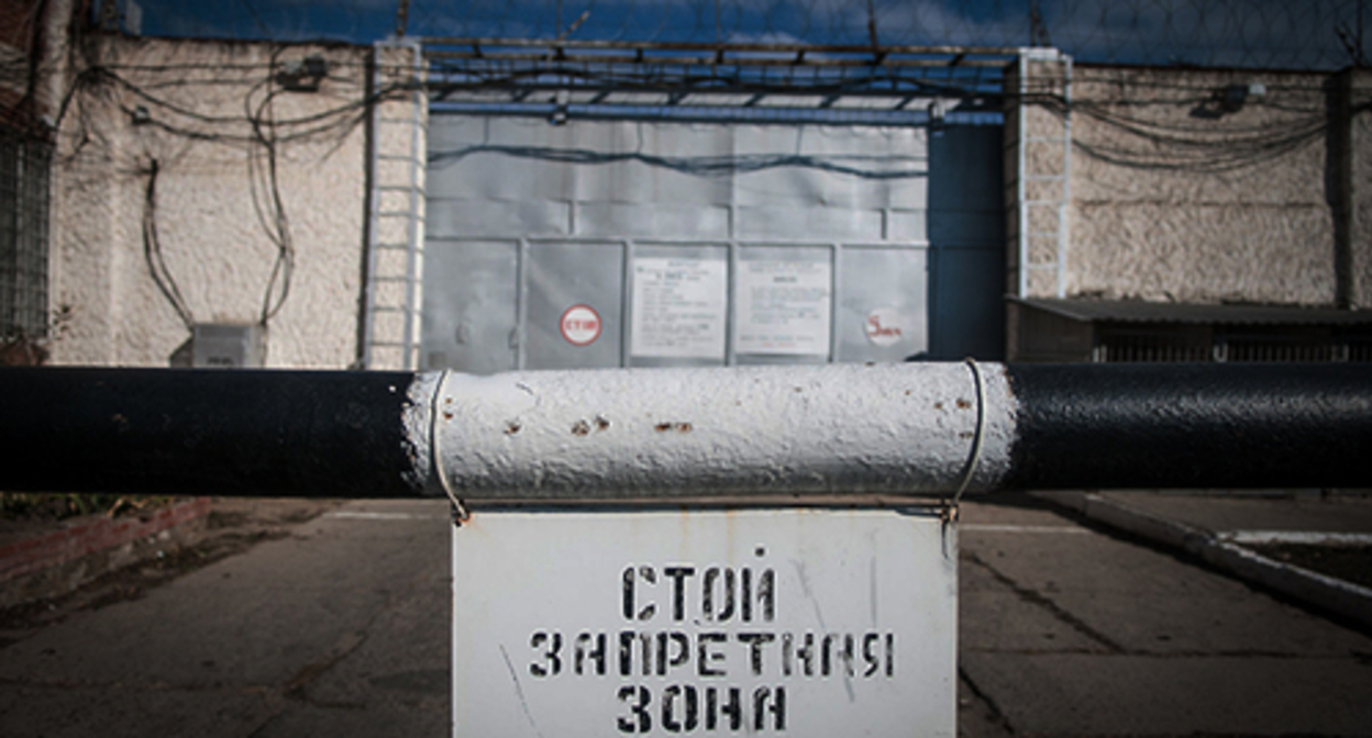 Warning sign in front of the entrance to the colony. Photo: Elena Sineok, Yuga.ru Warning sign in front of the entrance to the colony. Photo: Elena Sineok, Yuga.ru