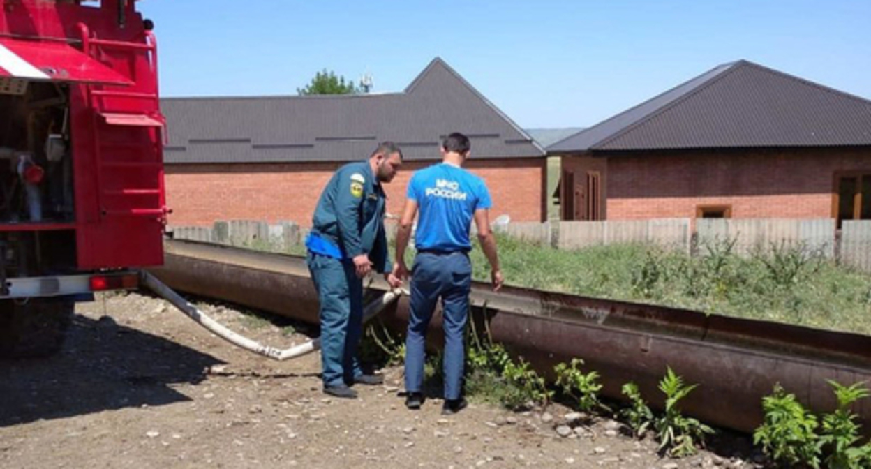The officers of the Ministry for Emergencies in the village of Inarki, Malgobek District of Ingushetia. Photo https://gazetaingush.ru/news/zhiteli-ingushskogo-sela-inarki-dve-nedeli-sidyat-bez-vody-iz-za-nepoladok-na-nasosnoy-stancii The officers of the Ministry for Emergencies in the village of Inarki, Malgobek District of Ingushetia. Photo https://gazetaingush.ru/news/zhiteli-ingushskogo-sela-inarki-dve-nedeli-sidyat-bez-vody-iz-za-nepoladok-na-nasosnoy-stancii