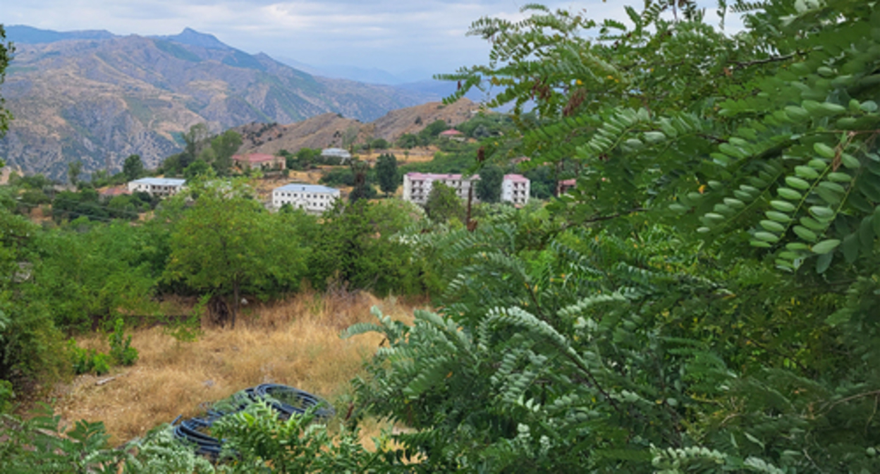 A village in the Lachin (Berdzor) Corridor. Photo by Alvard Grigoryan for the "Caucasian Knot" A village in the Lachin (Berdzor) Corridor. Photo by Alvard Grigoryan for the "Caucasian Knot"