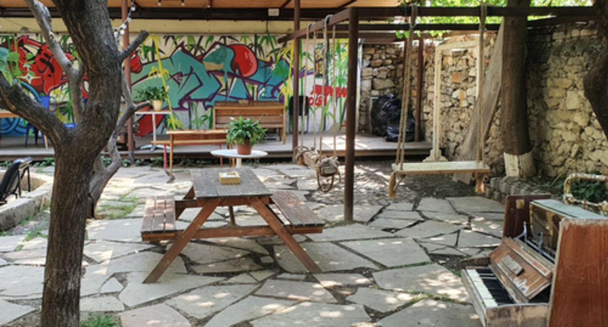 A backyard of the "Dom.15" café in Makhachkala. Photo courtesy of the café’s press service A backyard of the "Dom.15" café in Makhachkala. Photo courtesy of the café’s press service