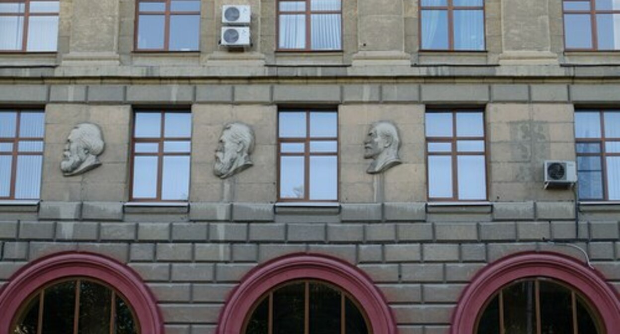 Bas-reliefs on the building of the regional Higher Party School in Volgograd. https://ru.wikipedia.org/wiki/%D0%97%D0%B4%D0%B0%D0%BD%D0%B8%D0%B5_%D0%92%D1%8B%D1%81%D1%88%D0%B5%D0%B9_%D0%BF%D0%B0%D1%80%D1%82%D0%B8%D0%B9%D0%BD%D0%BE%D0%B9_%D1%88%D0%BA%D0%BE%D0%BB%D1%8B_(%D0%92%D0%BE%D0%BB%D0%B3%D0%BE%D0%B3%D1%80%D0%B0%D0%B4)#/media/%D0%A4%D0%B0%D0%B9%D0%BB:%D0%91%D0%B0%D1%80%D0%B5%D0%BB%D1%8C%D0%B5%D1%84%D1%8B_%D0%BD%D0%B0%D0%B4_%D0%B2%D1%85%D0%BE%D0%B4%D0%BE%D0%BC_%D0%B2_%D0%BC%D0%B5%D0%B4%D1%83%D0%BD%D0%B8%D0%B2%D0%B5%D1%80%D1%81%D0%B8%D1%82%D0%B5%D1%82.jpg Bas-reliefs on the building of the regional Higher Party School in Volgograd. https://ru.wikipedia.org/wiki/%D0%97%D0%B4%D0%B0%D0%BD%D0%B8%D0%B5_%D0%92%D1%8B%D1%81%D1%88%D0%B5%D0%B9_%D0%BF%D0%B0%D1%80%D1%82%D0%B8%D0%B9%D0%BD%D0%BE%D0%B9_%D1%88%D0%BA%D0%BE%D0%BB%D1%8B_(%D0%92%D0%BE%D0%BB%D0%B3%D0%BE%D0%B3%D1%80%D0%B0%D0%B4)#/media/%D0%A4%D0%B0%D0%B9%D0%BB:%D0%91%D0%B0%D1%80%D0%B5%D0%BB%D1%8C%D0%B5%D1%84%D1%8B_%D0%BD%D0%B0%D0%B4_%D0%B2%D1%85%D0%BE%D0%B4%D0%BE%D0%BC_%D0%B2_%D0%BC%D0%B5%D0%B4%D1%83%D0%BD%D0%B8%D0%B2%D0%B5%D1%80%D1%81%D0%B8%D1%82%D0%B5%D1%82.jpg