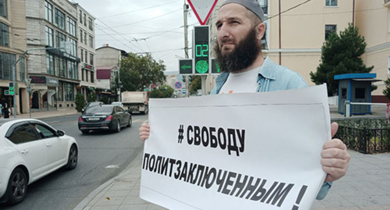 Idris Yusupov at a solo picket in Makhachkala, September 5, 2022. Photo: https://t.me/chernovic Idris Yusupov at a solo picket in Makhachkala, September 5, 2022. Photo: https://t.me/chernovic