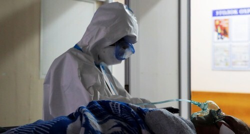 A medical worker near a patient, October 2020. Photo: REUTERS/Maxim Shemetov A medical worker near a patient, October 2020. Photo: REUTERS/Maxim Shemetov