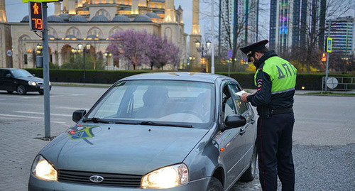 A law enforcer checks driver’s documents in Grozny. Photo: Shamil Maziev/IA ‘Grozny’ A law enforcer checks driver’s documents in Grozny. Photo: Shamil Maziev/IA ‘Grozny’