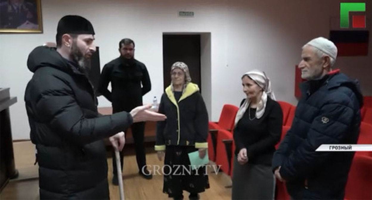 Adam Elzhurkaev, the chief specialist of the Centre for Islamic Medicine, talks to the women from Chechnya who were detained for providing occult services. Screenshot of the video https://www.instagram.com/p/ClrXzt3jZ2F/?hl=ru Adam Elzhurkaev, the chief specialist of the Centre for Islamic Medicine, talks to the women from Chechnya who were detained for providing occult services. Screenshot of the video https://www.instagram.com/p/ClrXzt3jZ2F/?hl=ru