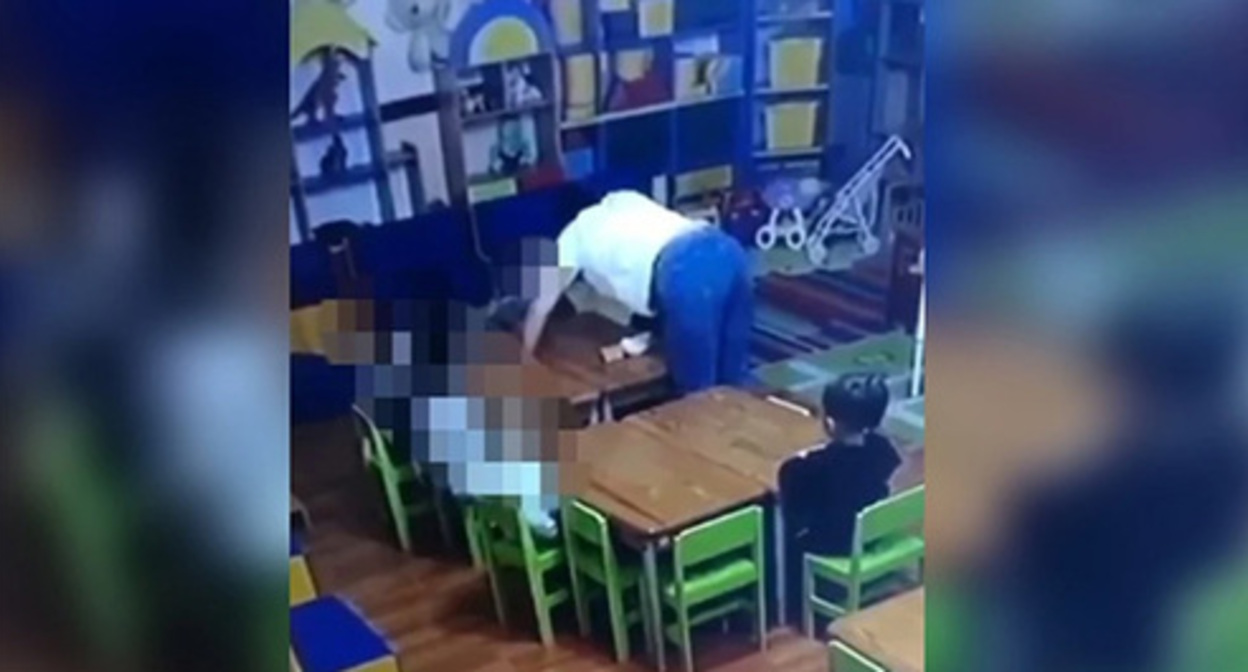 A female educator from the private kindergarten in Vladikavkaz beats a child. Screenshot of the video posted on Telegram A female educator from the private kindergarten in Vladikavkaz beats a child. Screenshot of the video posted on Telegram