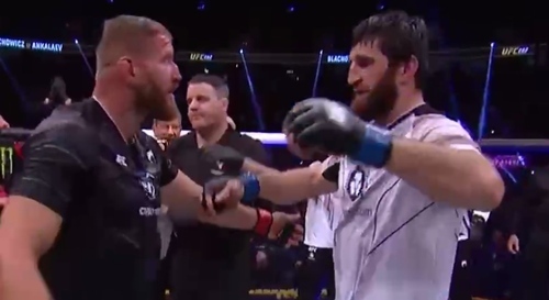 Jan Błachowicz (on the left) and Magomed Ankalaev after the fight. Screenshot of the video posted on the UFC Russia Telegram channel https://t.me/UFCRussia/5589 Jan Błachowicz (on the left) and Magomed Ankalaev after the fight. Screenshot of the video posted on the UFC Russia Telegram channel https://t.me/UFCRussia/5589