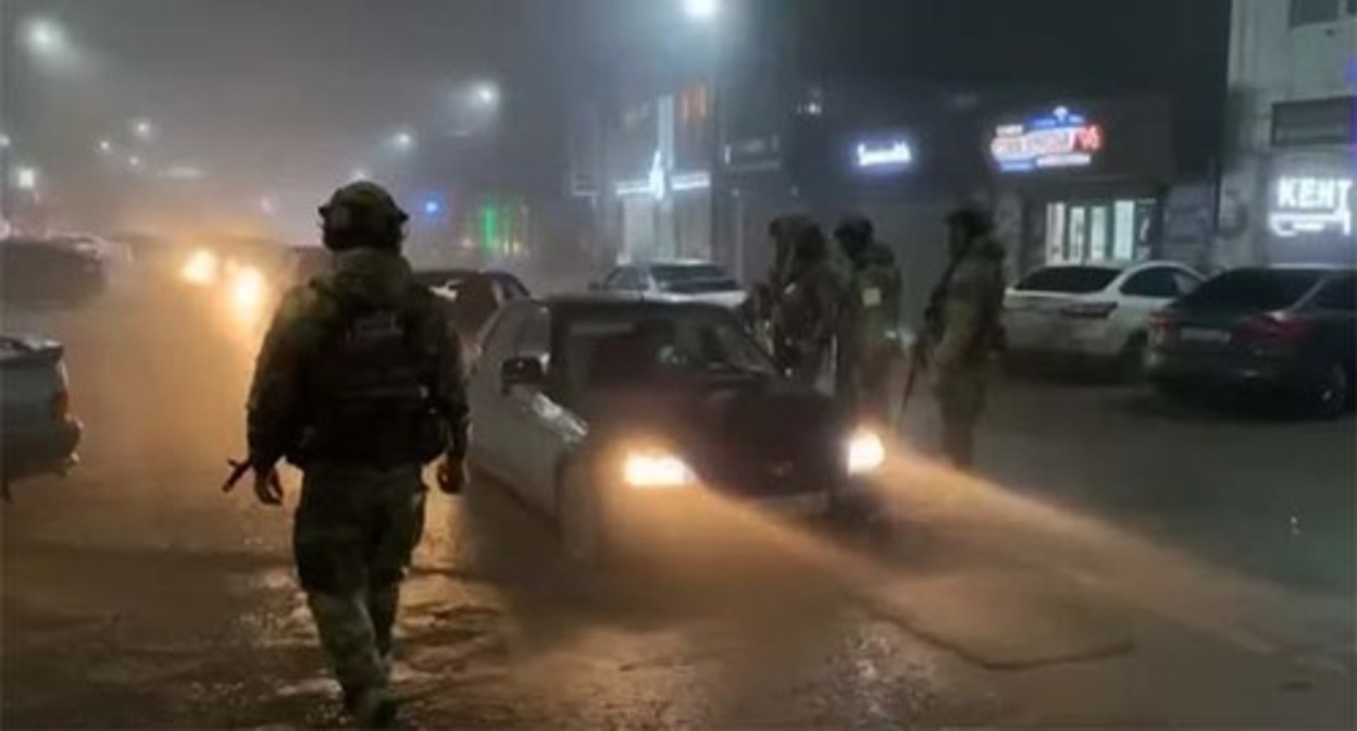 The checks conducted by law enforcers in Urus-Martan. December 12, 2022. Screenshot https://www.youtube.com/watch?v=g7fS4TEu4oc The checks conducted by law enforcers in Urus-Martan. December 12, 2022. Screenshot https://www.youtube.com/watch?v=g7fS4TEu4oc