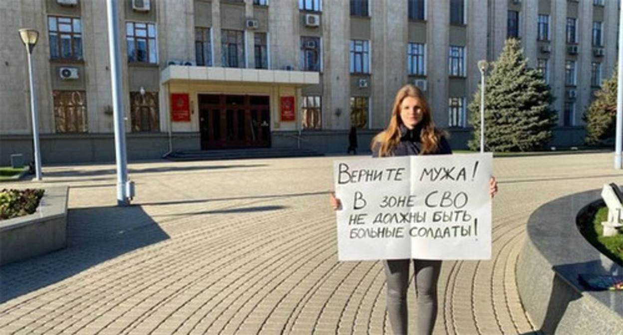 Ksenia Abramova at her solo picket held near the building of the administration of the Krasnodar Territory. Photo: Nikita Zyryanov / 93.RU Ksenia Abramova at her solo picket held near the building of the administration of the Krasnodar Territory. Photo: Nikita Zyryanov / 93.RU