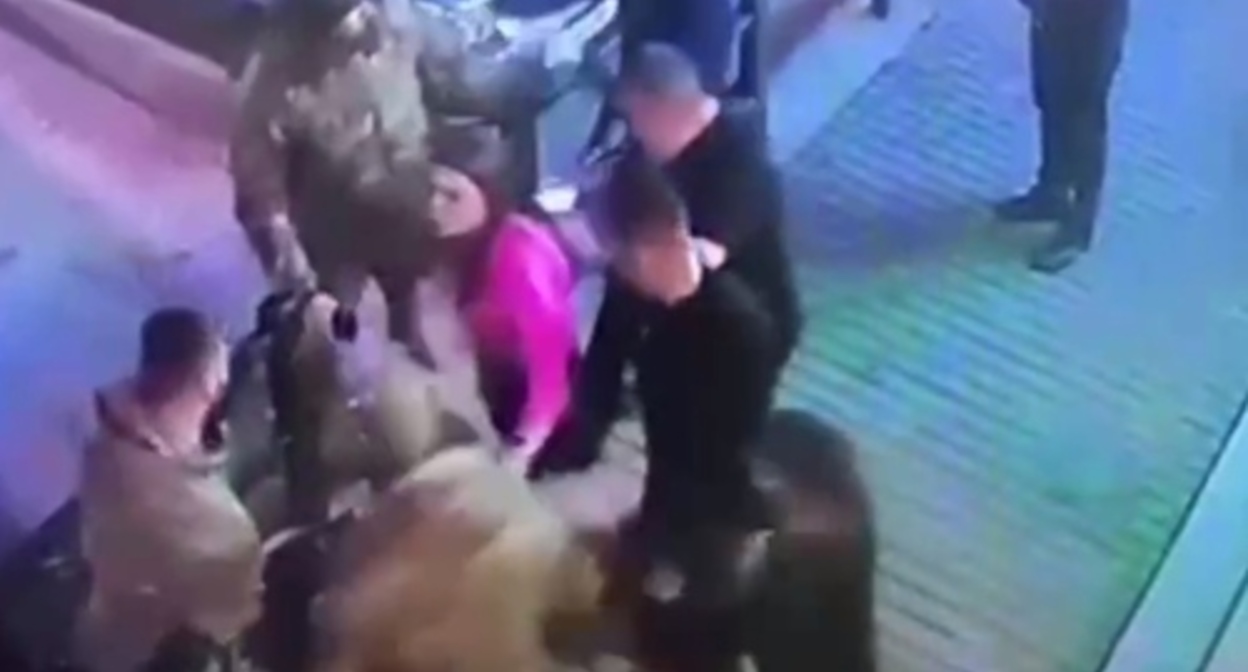 Beating up a restaurant visitor. Screenshot of a video posted in the Telegram channel "Yaroslav's Letters" https://t.me/gramotyyaroslava/15755 Beating up a restaurant visitor. Screenshot of a video posted in the Telegram channel "Yaroslav's Letters" https://t.me/gramotyyaroslava/15755