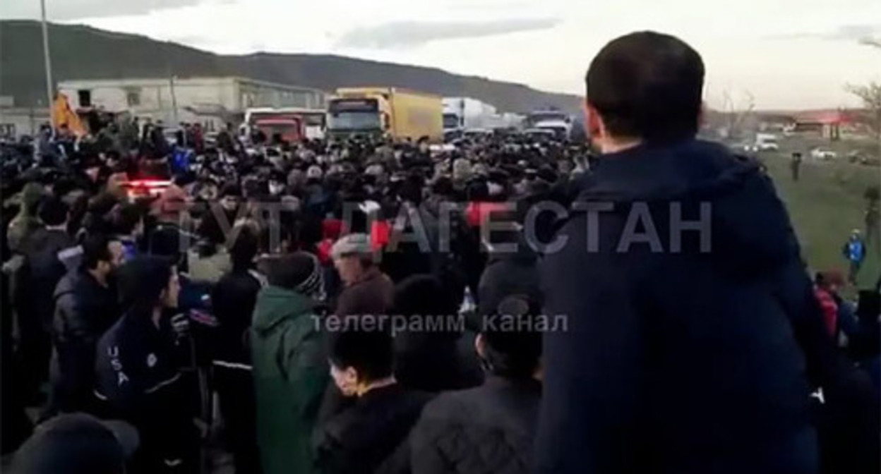 Relatives of 19-year-old Magomed-Ali Sultanov, who was killed in a fight, at a gathering. November 2022. Screenshot of the video posted on the Telegram channel "Tut.dagestan" Relatives of 19-year-old Magomed-Ali Sultanov, who was killed in a fight, at a gathering. November 2022. Screenshot of the video posted on the Telegram channel "Tut.dagestan"