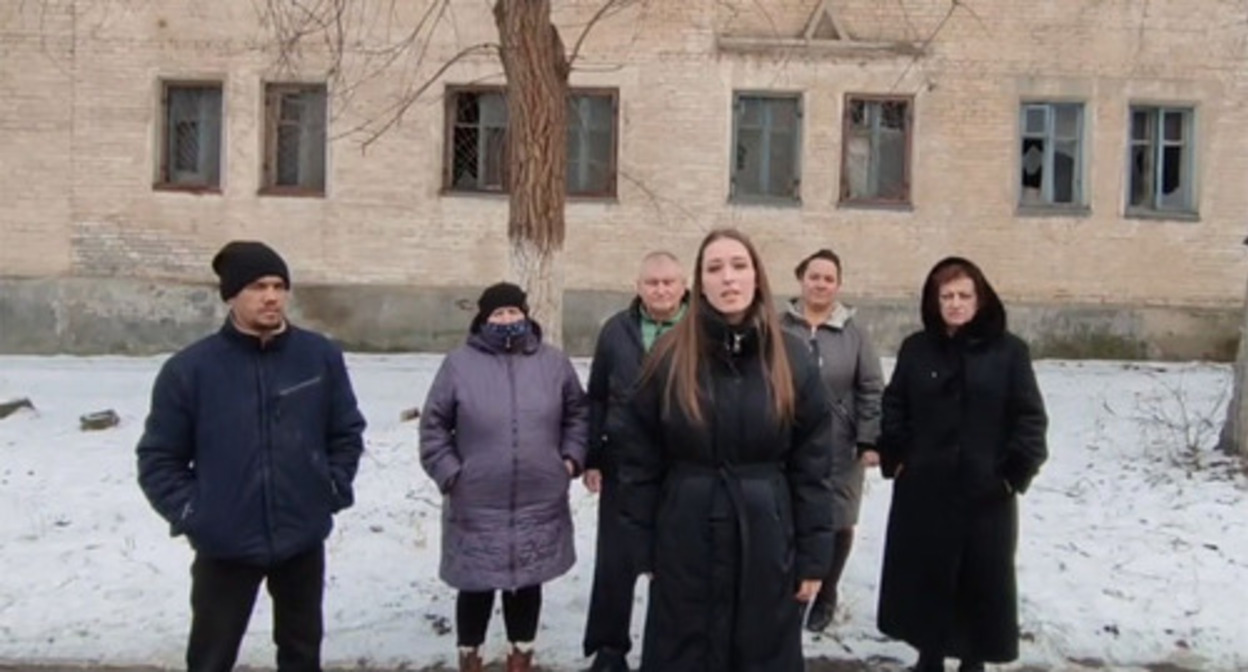 Residents of a house no. 50 in the Vesyolaya Balka Settlement st. in Volgograd. Screenshot of the video https://www.youtube.com/watch?v=KX1koMnJgxc Residents of a house no. 50 in the Vesyolaya Balka Settlement st. in Volgograd. Screenshot of the video https://www.youtube.com/watch?v=KX1koMnJgxc