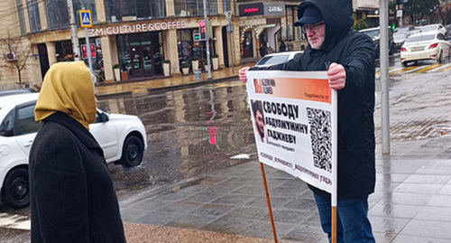 A solo picket in support of Abdulmumin Gadjiev. Makhachkala, December 5, 2022. Photo by the "Caucasian Knot" correspondent A solo picket in support of Abdulmumin Gadjiev. Makhachkala, December 5, 2022. Photo by the "Caucasian Knot" correspondent