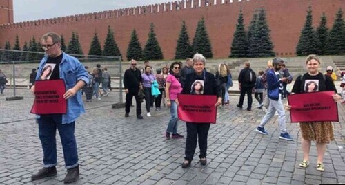 Picketers at the memory action held on the 10th anniversary of the murder of Natalia Estemirova, an employee of the Grozny office of the HRC "Memorial". Moscow, July 15, 2019. Screenshot of the video by the novayagazeta
https://www.youtube.com/watch?v=tAjuUTq8GCE Picketers at the memory action held on the 10th anniversary of the murder of Natalia Estemirova, an employee of the Grozny office of the HRC "Memorial". Moscow, July 15, 2019. Screenshot of the video by the novayagazeta
https://www.youtube.com/watch?v=tAjuUTq8GCE