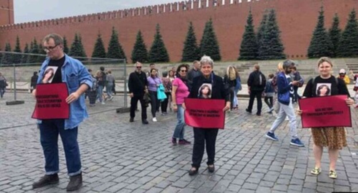 Picketers at the memory action held on the 10th anniversary of the murder of Natalia Estemirova, an employee of the Grozny office of the HRC "Memorial". Moscow, July 15, 2019. Screenshot of the video by the novayagazeta
https://www.youtube.com/watch?v=tAjuUTq8GCE Picketers at the memory action held on the 10th anniversary of the murder of Natalia Estemirova, an employee of the Grozny office of the HRC "Memorial". Moscow, July 15, 2019. Screenshot of the video by the novayagazeta
https://www.youtube.com/watch?v=tAjuUTq8GCE