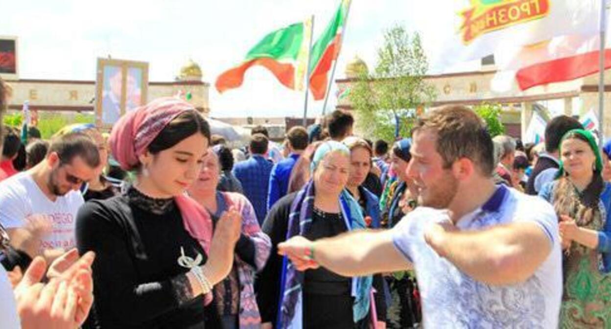 Young people are dancing lezginka. Photo by Magomed Magomedov for the "Caucasian Knot" Young people are dancing lezginka. Photo by Magomed Magomedov for the "Caucasian Knot"