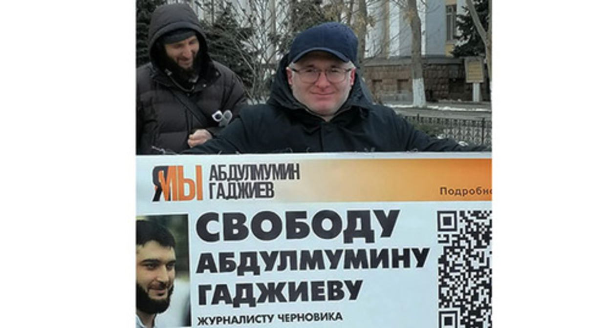 Magomed Magomedov at a solo picket in Gadjiev's support. Makhachkala, February 13, 2023. Photo: https://t.me/chernovik/45910 Magomed Magomedov at a solo picket in Gadjiev's support. Makhachkala, February 13, 2023. Photo: https://t.me/chernovik/45910