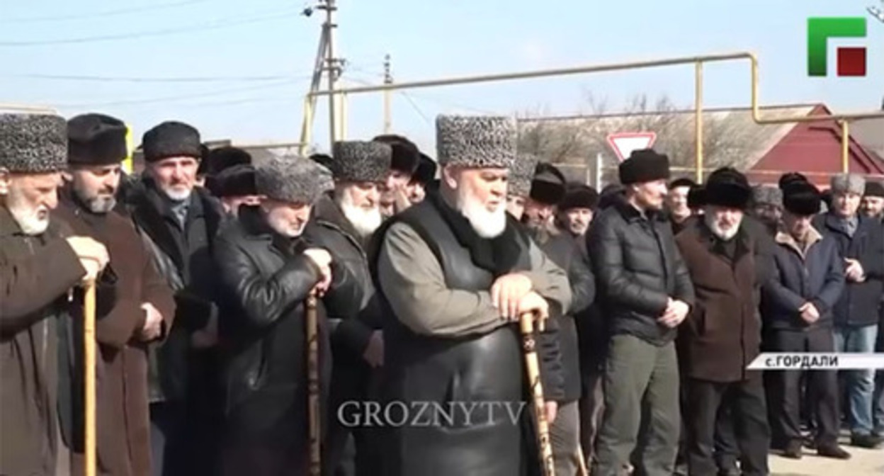 A rite of reconciliation of family feuds. Screenshot of the report by the "Grozny" ChGTRK (State TV and Radio Broadcasting Company) https://www.instagram.com/p/CpH6BFojm9G/?hl=ru A rite of reconciliation of family feuds. Screenshot of the report by the "Grozny" ChGTRK (State TV and Radio Broadcasting Company) https://www.instagram.com/p/CpH6BFojm9G/?hl=ru