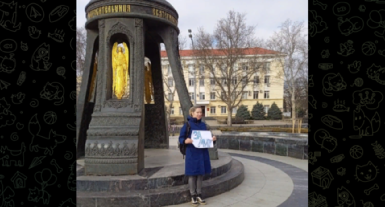 Natalia Bushueva at a solo protest action held near the monument to St. Catherine the Great Martyr in Krasnodar. Screenshot https://t.me/ovdinfolive/18921 Natalia Bushueva at a solo protest action held near the monument to St. Catherine the Great Martyr in Krasnodar. Screenshot https://t.me/ovdinfolive/18921