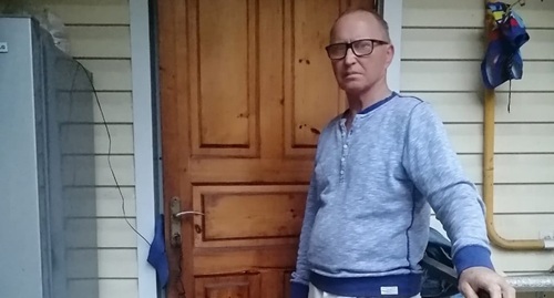 Vladimir Atamanchuk on his doorstep. Photo by the "Caucasian Knot" correspondent