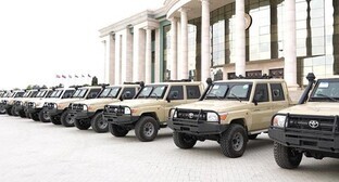 Buying armoured foreign made cars for Chechen fighters. Photo: Grozny Inform https://www.grozny-inform.ru/news/svo/160732/