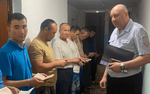 The migrants' identity check. Screenshot of the photo posted on the Telegram channel "Donskaya Politsiya" (The Don Police) on April
16, 2024 https://t.me/gumvdro/245