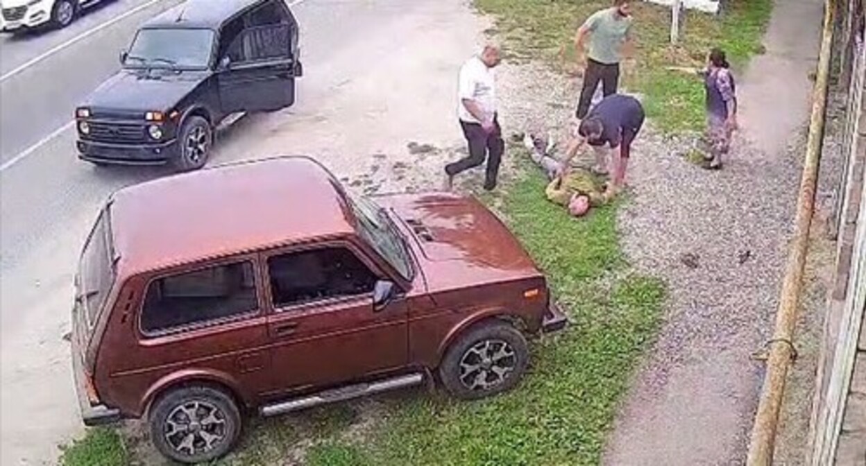 An attack on Zurab Khatsukov, 
capture security camera snapshot shttps://t.me/dorogoypravdyKBR/363