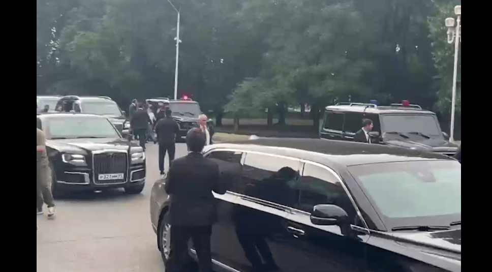 Cars with tinted windows from the motorcade of the head of Chechnya. Screenshot of a video posted by "Sapa Media" on July 6, 2024 https://t.me/sapa_15/3722