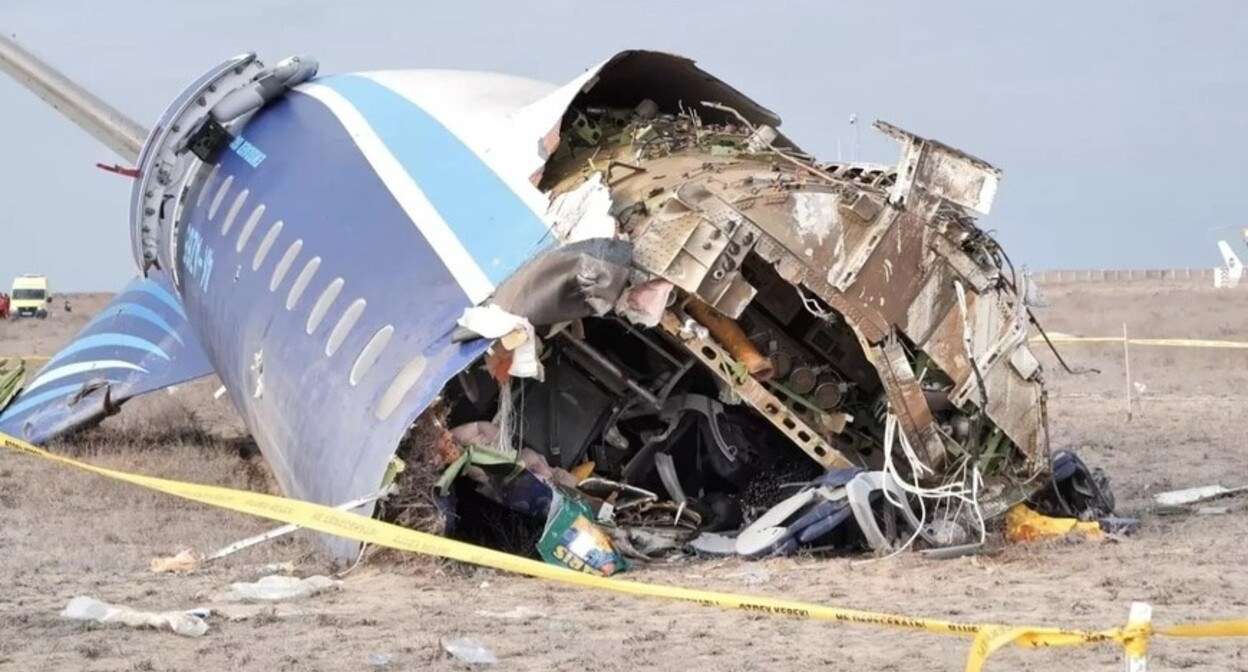 The crash of the Azerbaijan Airlines (AZAL) plane. Photo: https://musavat.com/news/opasnyj-dlya-zdorovya-preparat-svobodno-otpuskaetsya-aptekami_1142012.html