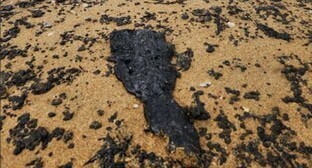 Sand contaminated with fuel oil in a beach of Anapa. Photo: "Max Anapskiy" (Max from Anapa) Telegram channel
