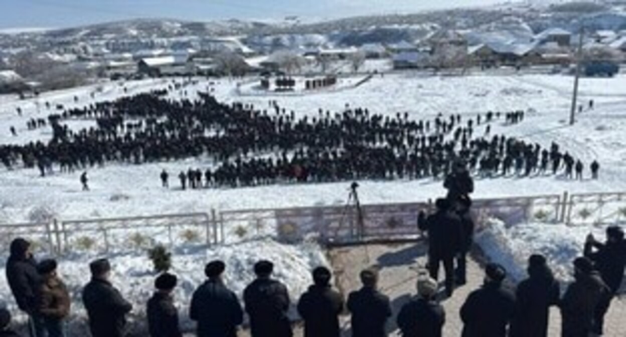 A rally in the village of Novokuli to mark 81 years since the beginning of a deportation of the Vainakhs. Photo from the Telegram channel of the administration of the Novolaksky District of Dagestan https://t.me/novolak_vesti/19308