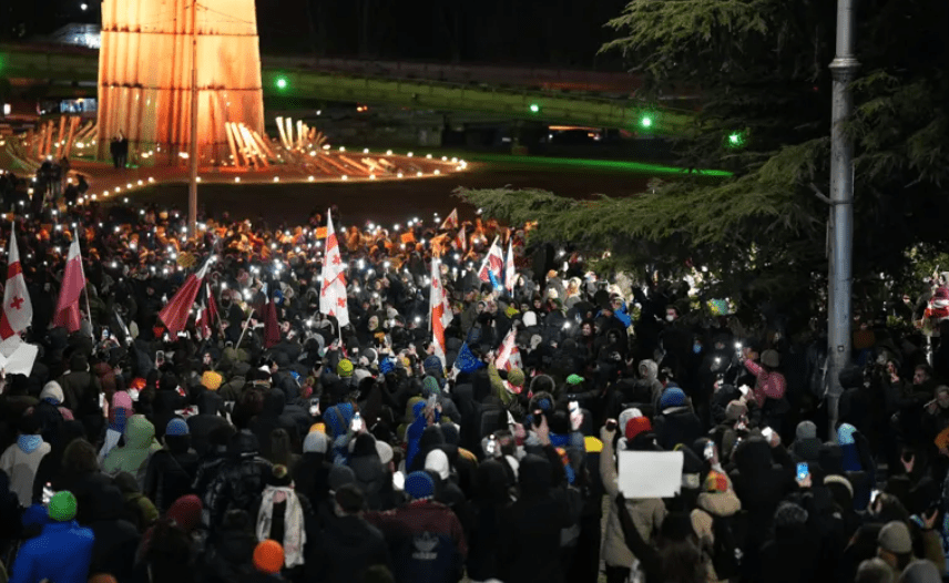 Protesters in the Heroes Square in Tbilisi. Screenshot of a photo posted by the Interpressnews on February 25, 2025, https://www.interpressnews.ge/ru/article/166960-na-ploshchadi-geroev-v-tbilisi-obedinilos-neskolko-marshei-avtomobilnoe-dvizhenie-po-ulitsam-kostava-i-varaziskhevi-perekryto