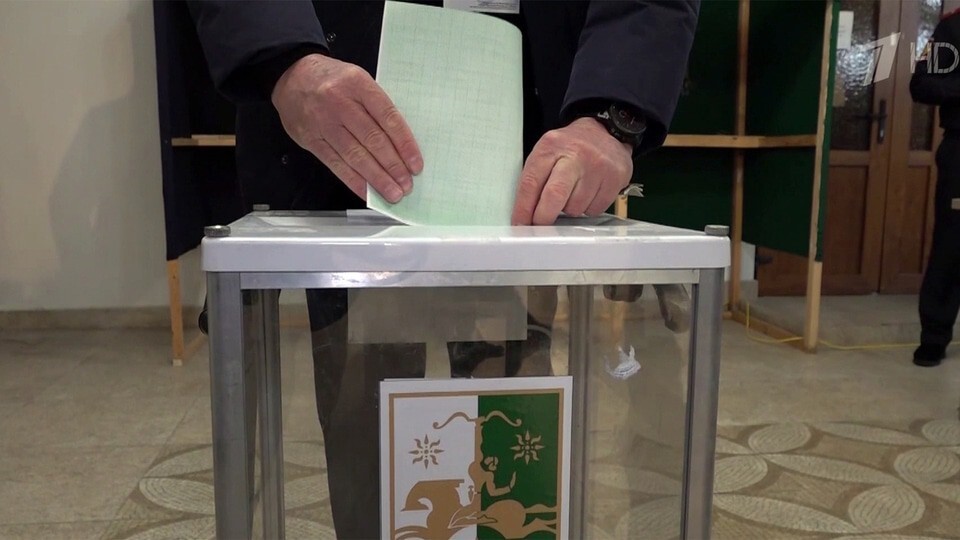 A polling station. Screenshot of a video https://www.1tv.ru/news/2025-03-01/502762-v_abhazii_startoval_vtoroy_tur_prezidentskih_vyborov