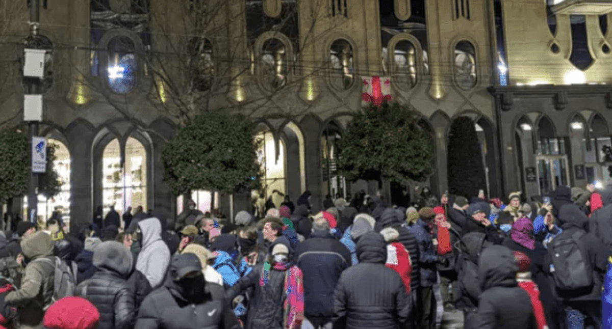 Protesters at the Georgian parliament building. Screenshot of a photo posted by the 
"Interpressnews" on February 27, 2025 https://www.interpressnews.ge/ru/article/167015-protest-u-parlamenta-prodolzhaetsia-prospekt-rustaveli-perekryt