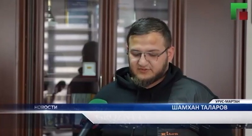 Shamkhan Talarov publicly apologizes to the Urus-Martan hospital staff. Screenshot of a video by the “Grozny” TV Channel https://vk.com/groznytv?w=wall-42535075_135470