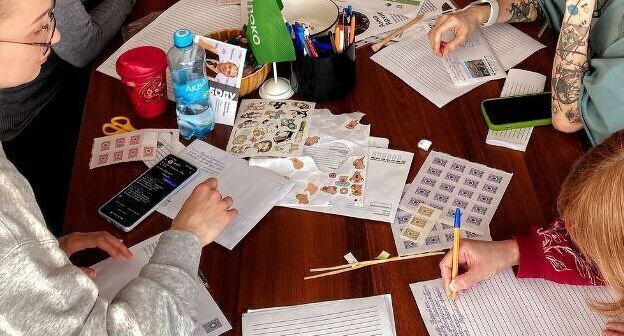 Participants of the evening of letters to political prisoners in Volgograd, held by the local  bureau of the “Yabloko” Party. Photo by the press service of the party https://www.yabloko.ru/cat-news/2025/03/20
