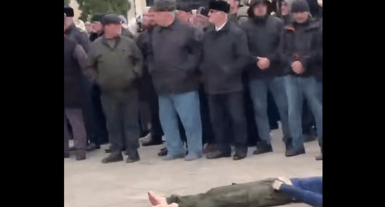 The rally held near the body of the teenager killed in Achkhoi-Martan during an attack on law enforcers. Screenshot of a video posted on the Telegram channel of Tumso Abdurakhmanov* (included into the register of foreign agents) on April 9, 2025 https://t.me/abusaddamshishani/6578