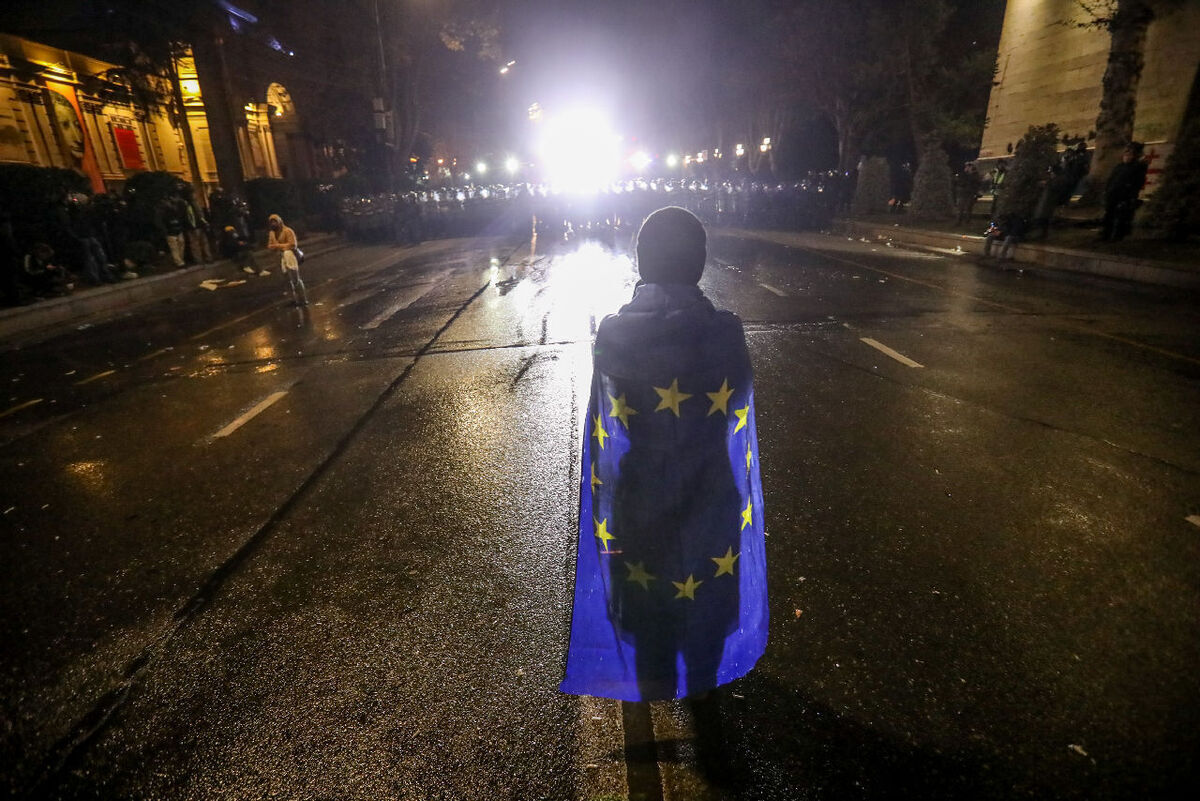 A woman participating in pro-European protests in Tbilisi in front of a police cordon. Photo by Aziz Karimov for the "Caucasian Knot"