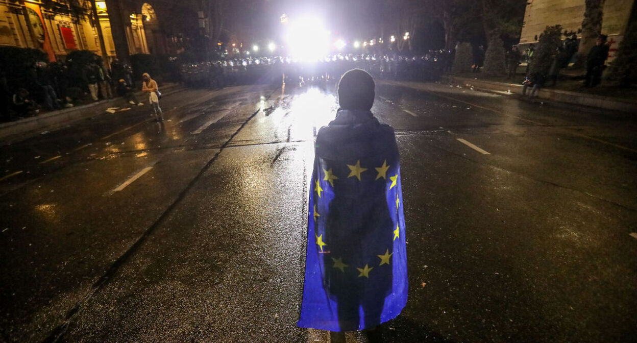 A woman participating in pro-European protests in Tbilisi in front of a police cordon. Photo by Aziz Karimov for the "Caucasian Knot"