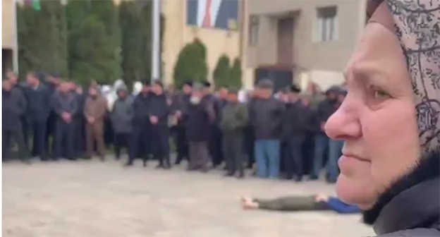 The rally held near the body of the teenager killed during an attack on a road-and-patrol police service (known as DPS) checkpoint. Screenshot of a video posted on the Telegram channel of Tumso Abdurakhmanov* (included into the register of foreign agents) on April 9, 2025 https://t.me/abusaddamshishani/6578
