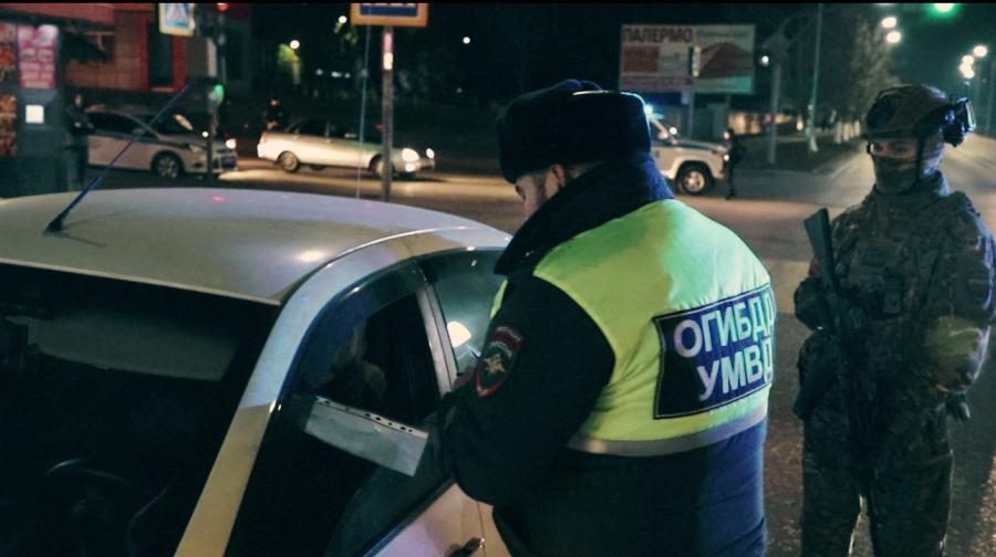 The police are checking IDs. Photo: Grozny Inform https://www.grozny-inform.ru/
