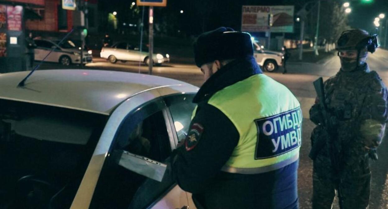 The police are checking IDs. Photo: Grozny Inform https://www.grozny-inform.ru/
