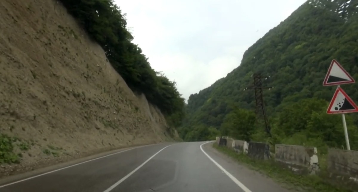A road in Chechnya. Screenshot of a video posted on the Vezde Sami / Puteshestviya (Around the World by Ourselves / Trips) YouTube channel
