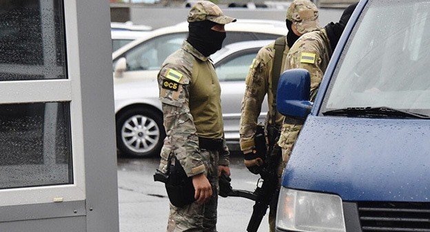 Law enforcers. Photo: "FortangaORG" https://fortanga.org/2025/04/fsb-prigrozila-ugolovnymi-delami-za-akczii-v-podderzhku-ingushskih-imamov-tamashanova-i-sultygova/