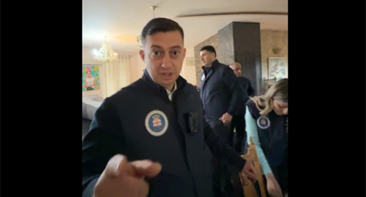 GPO employees came to conduct a search of Nanuka Zhorzholiani’s home: a video frame from her Facebook* page of April 29, 2025: https://www.facebook.com/nanuka.zhorzholiani/videos/2020760671744163