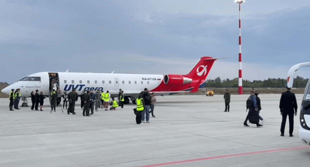 The first flight arrived at Sukhumi airport. A frame from the video by the “Apsny Media” dated May 1, 2025. https://t.me/apsnypress/18115.
