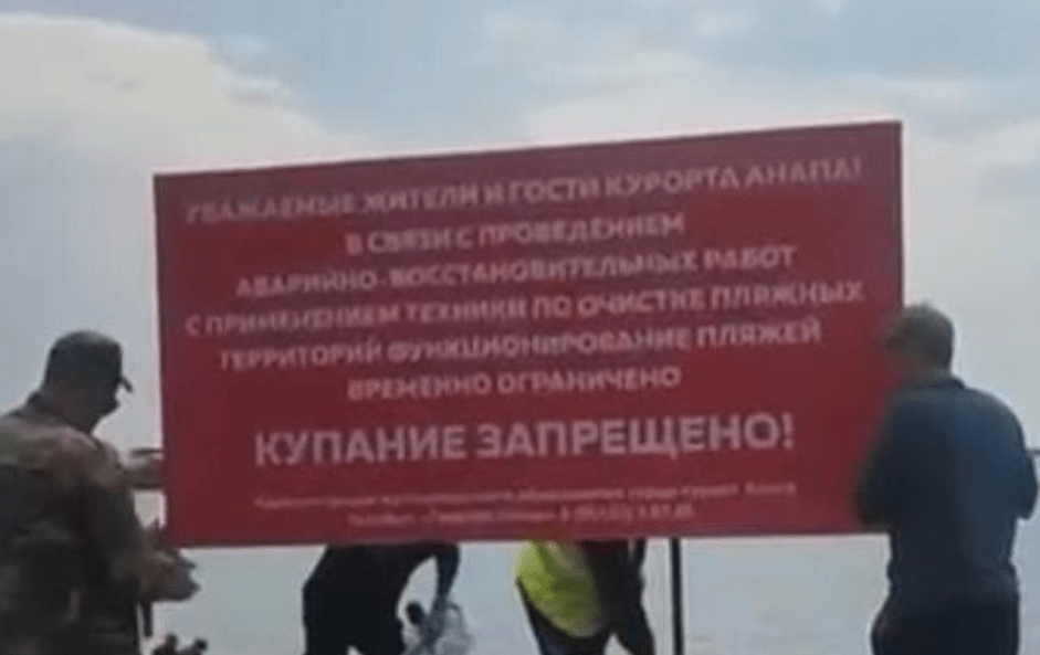Installation of a stand with information about the ban on swimming. Photo provided to the “Caucasian Knot” by residents of Anapa.