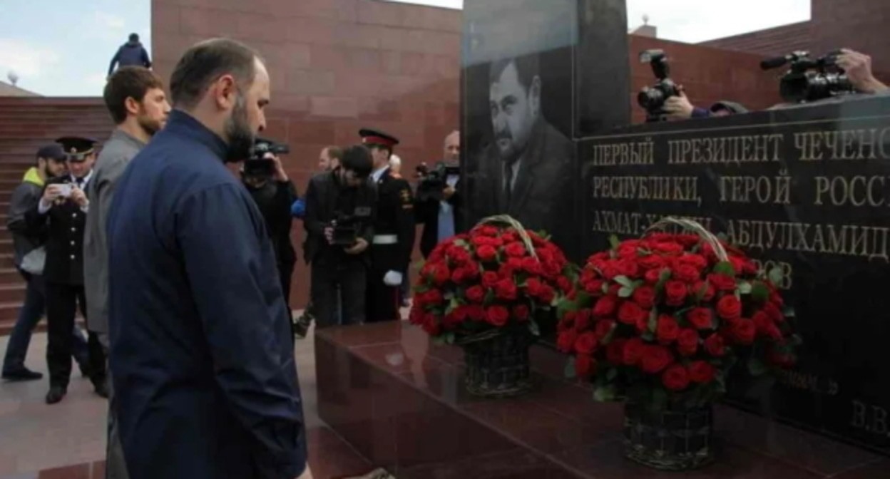 Laying flowers at the monument to Akhmat Kadyrov. 2021. A frame from the video by https://www.youtube.com/watch?v=YtVL7keYltw&feature=emb_logo 
