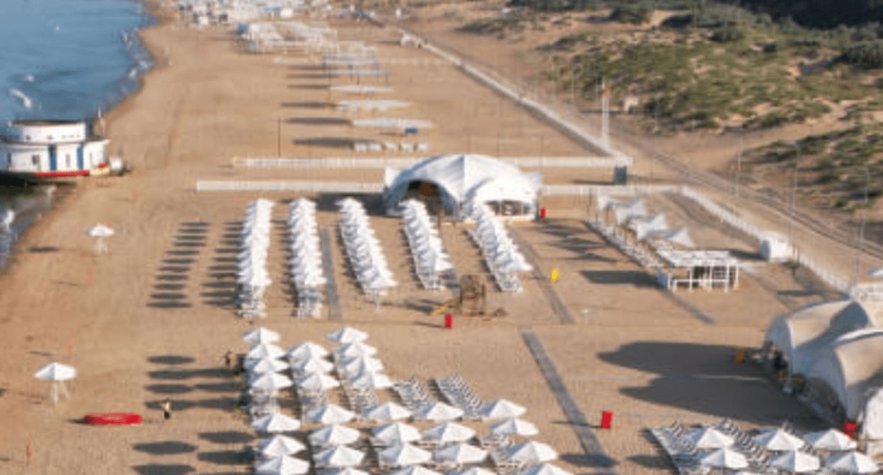 Beach of “Miracleon” Hotel: screenshot of a photo from the hotel's website: https://miracleon.ru/plyazhnaya-zona/
